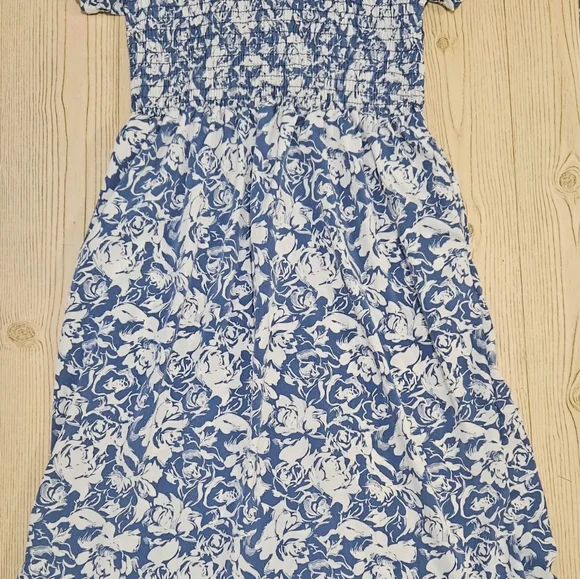nlt Blue and White Floral Smocked Top - Picture 3 of 9